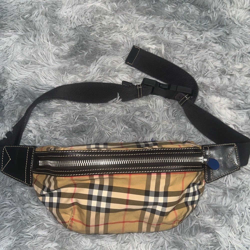 Burberry fanny pack unisex